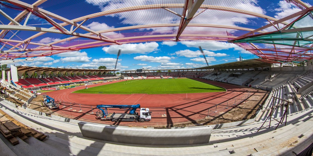 Weitwinkelaufnahme vom Stadion Innenraum von der neuen Tribüne im Südbereich. Zu sehen ist die Rohrkonstruktion vom Tribünendach im Südbereich. 