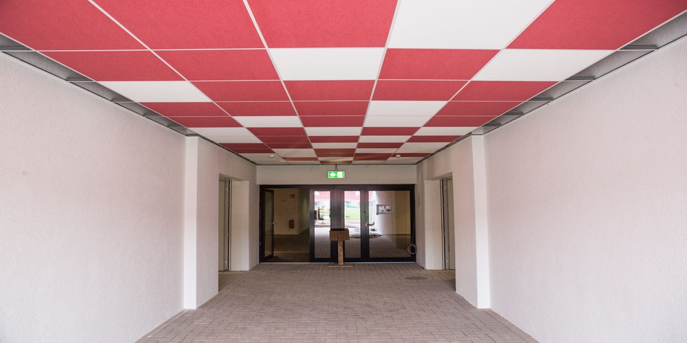 Aufnahme des fertiggestellten Mitteltunnels mit den roten und wei&szlig;en Kacheln unter dem Dach.