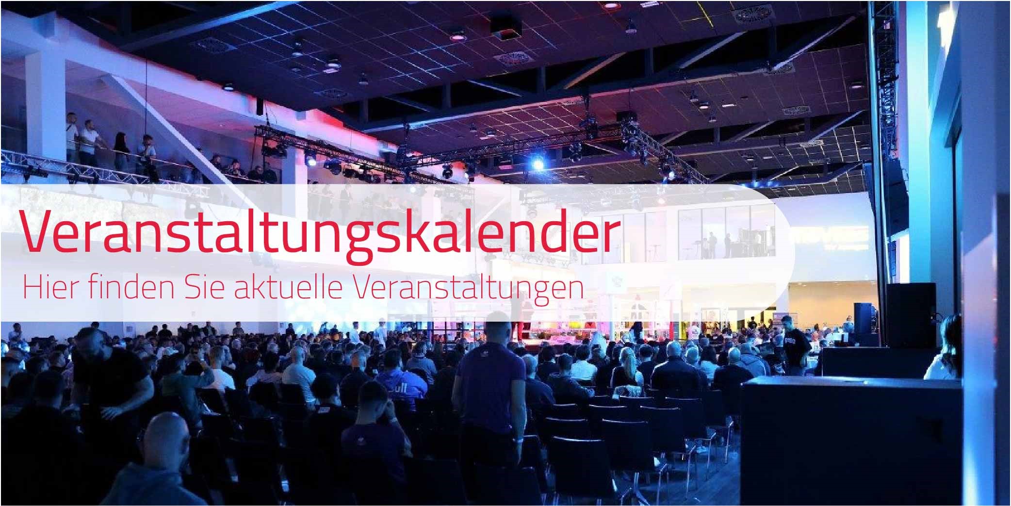 Gro&szlig;e Menschenmenge in einem Veranstaltungsraum mit B&uuml;hne und Beleuchtung, dar&uuml;ber eingeblendeter Text 'Veranstaltungskalender Hier finden Sie aktuelle Veranstaltungen'