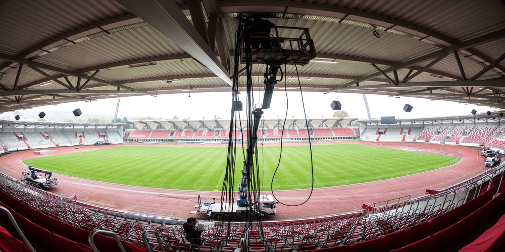 Weitwinkelaufnahme vom Stadioninnenraum von der Osttrib&uuml;ne (Haupttrib&uuml;ne) in Richtung West aufgenommen. Zu sehen, ist die Montage der Technik unter dem Trib&uuml;nendach.