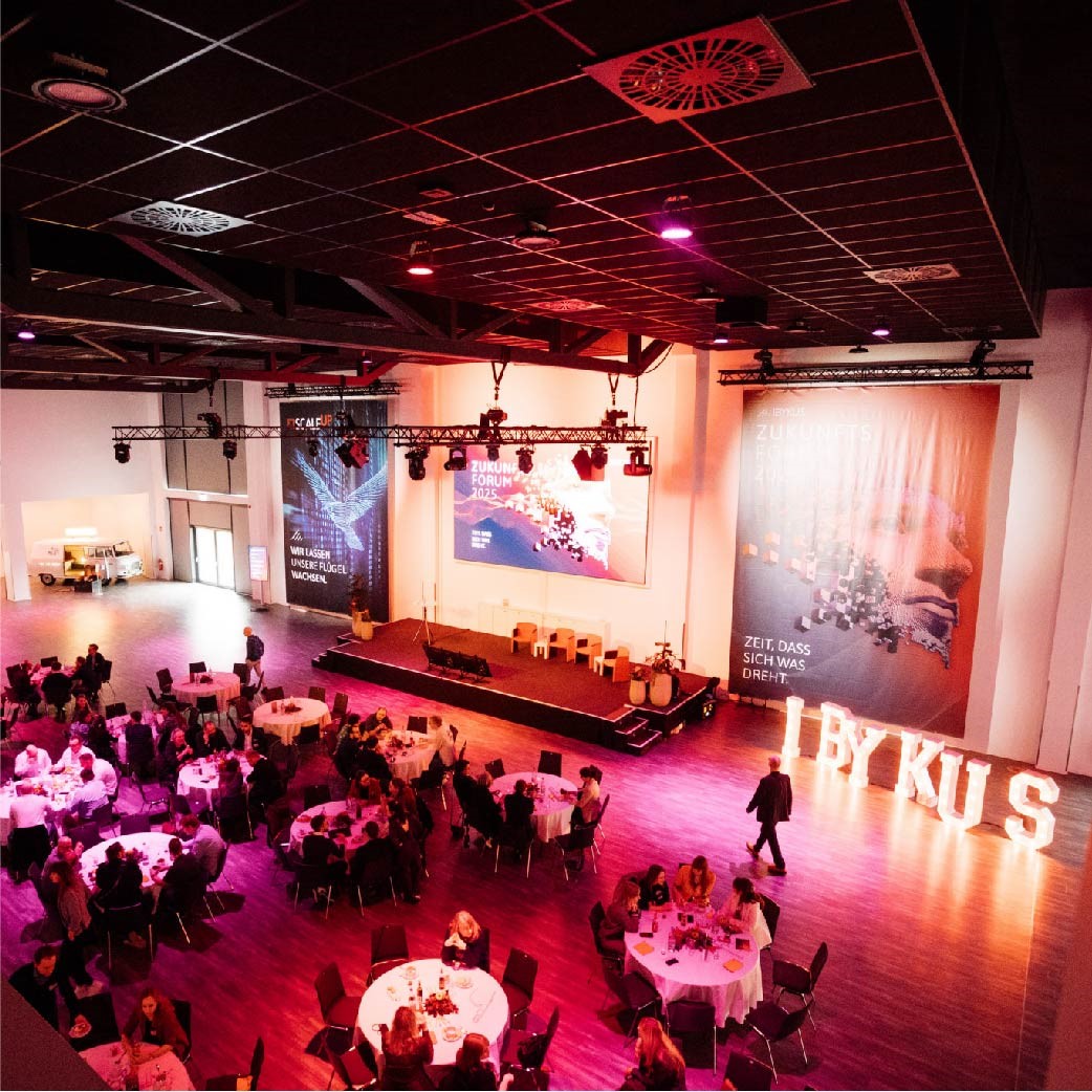 Veranstaltungsraum Parksaal mit einer Reihenbestuhlung. Im Fokus liegt die Präsentation der Veranstaltungstechnik.                         