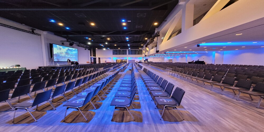 Klassische Reihenbestuhlung im Parksaal.