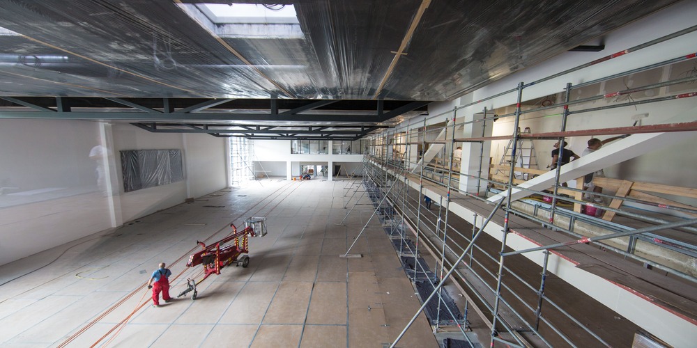 Innenaufnahme vom fertigen Rohbau des Multifunktionsgeb&auml;udes. Zu sehen ist der Parksaal im Rohbau.
