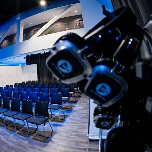 Veranstaltungsraum Parksaal mit einer Reihenbestuhlung. Im Fokus liegt die Präsentation der Veranstaltungstechnik.                         