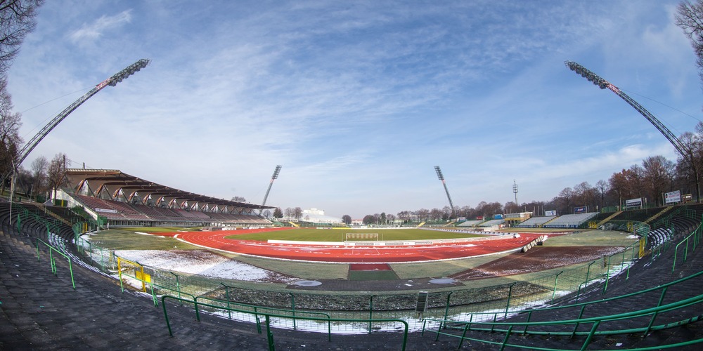 Weitwinkelaufnahme des Steigerwaldstadions vor Beginn der Umbauarbeiten.