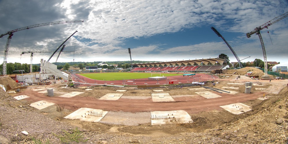 Weitwinkelaufnahmen der neuen Tribünenfundamente. 