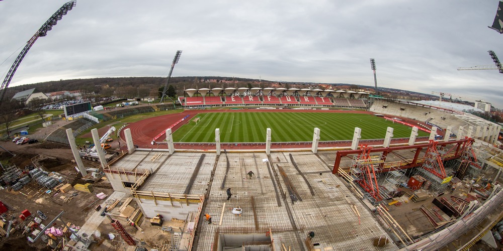 Weitwinkelaufnahme Rohbau des Multifunktionsgeb&auml;udes im Steigerwaldstadion mit vorbereiteten Trib&uuml;nenelementen und Stahltr&auml;ger im ersten Obergeschoss.