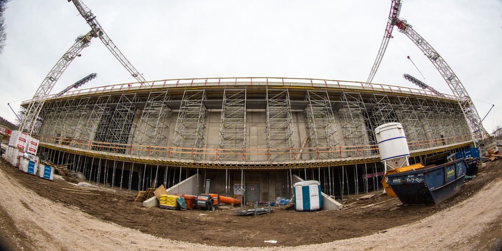 Au&szlig;enaufnahme vom fertigen Rohbau des Multifunktionsgeb&auml;udes/ Hauptgeb&auml;udes vom neuen Steigerwaldstadion.