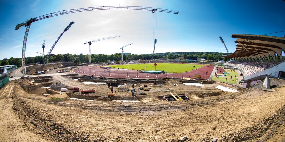 Weitwinkelaufnahme, der Abrissarbeiten des alten Steigerwaldstadion bis auf die Grundfundamente.