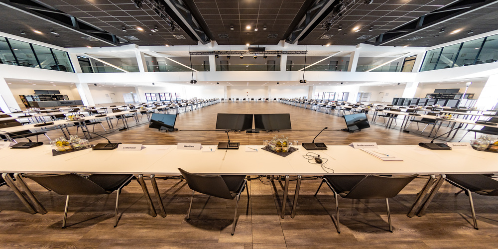 Bestuhlung f&uuml;r eine gro&szlig;e Konferenz im Parksaal.